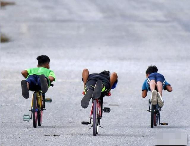 马来西亚大街上骑蚊型自行车的少年     图片来源：网络
