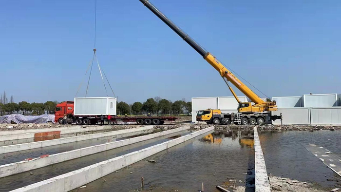 　　隔离方舱在绍兴装车