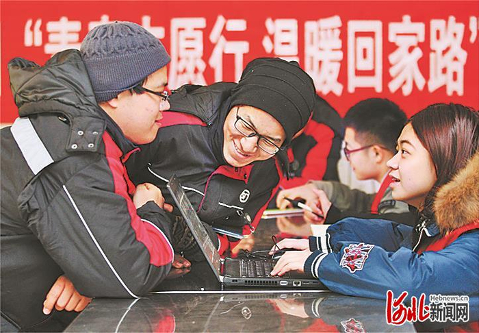 企业工会为新就业形态劳动者代购春运车票。（河北日报资料片）