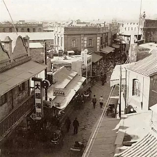 大桥街旧影，整街由条石铺砌，近处大桥撞球牌匾清晰可见。