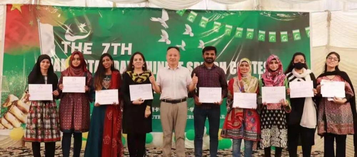 　　3月19日，黄桂平为卡拉奇大学孔子学院第七届“巴基斯坦日”中文演讲比赛获奖者颁奖。图片来源/卡拉奇大学孔子学院