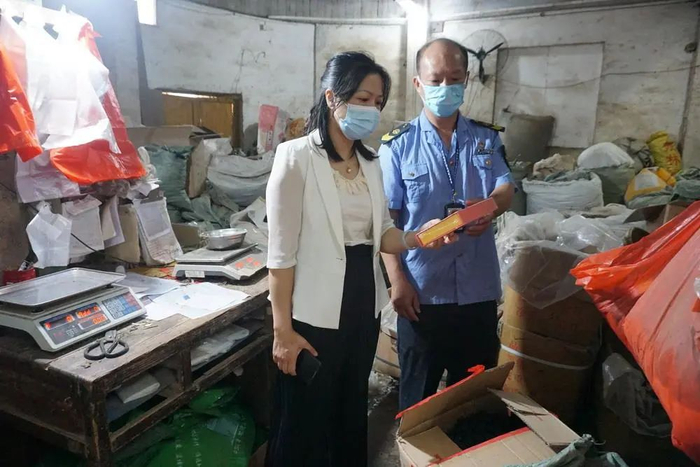 ▲执法人员在仓库查获一批假冒鹿角胶等药品