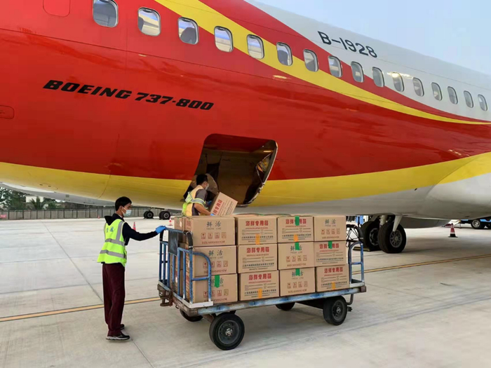 海航货运工作人员将虾苗装载至客机腹舱