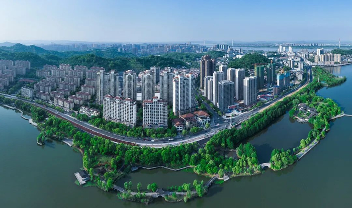 磁湖北岸 。  石勇摄