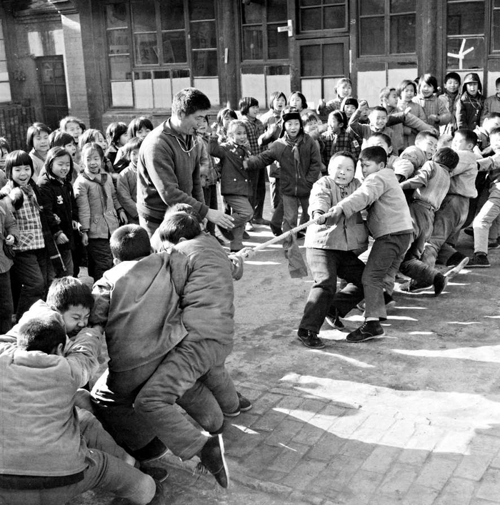 　　1981年，麻线胡同小学学生在体育课上拔河。王宝琴/摄