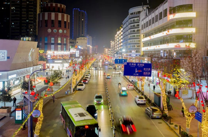 流光溢彩武汉路商街。  石勇  摄 