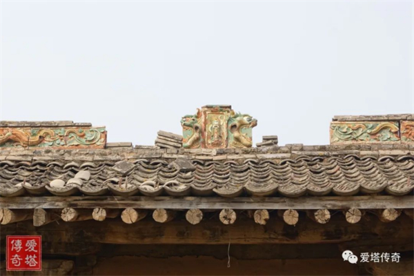 图说：2011年，西配殿顶上的琉璃脊饰大部分都在。