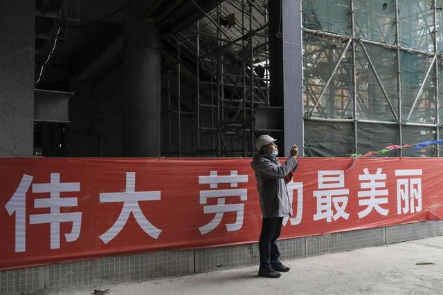 王建忠在施工现场探访工程进展。  新京报记者 浦峰 摄