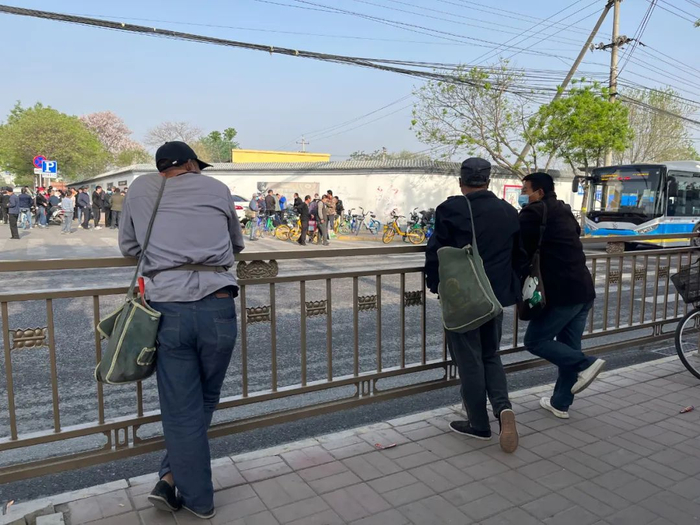 在路边等待雇主的农民工。&nbsp;农民日报·中国农网记者&nbsp;刘杰 摄