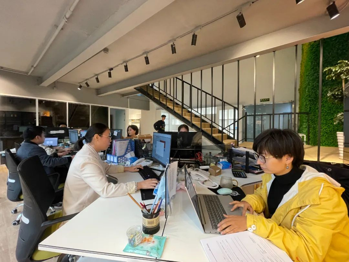 △辛妮诗团队日常办公