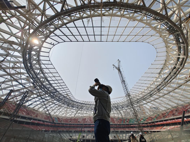 王建忠在拍摄竣工后的工体钢结构罩棚。  新京报记者 浦峰 摄