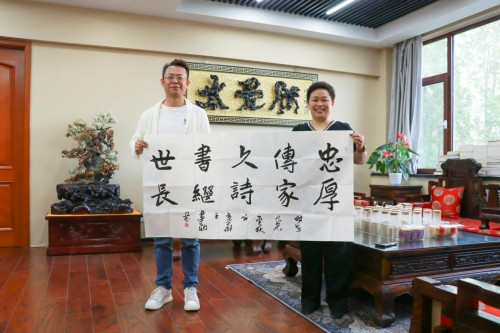 　　太爱肽董事长吴霞与翟小华合影