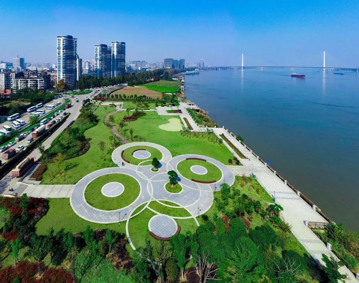  沈家营长江边新建的公园。   石勇  摄