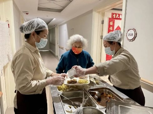 　　椿萱茂·虹湾长者社区为长辈上门送餐