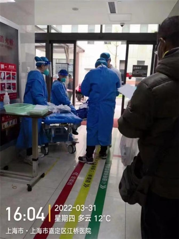 　　椿萱茂·虹湾长者社区为长辈辗转配药