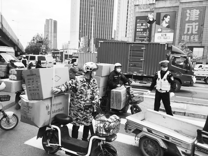 　　■交警在现场进行整治电动自行车违法载货。 本报记者 陈思帆 摄