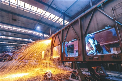 中车齐车集团沈阳公司检修铁路货车效率创新高，防疫生产两不误。