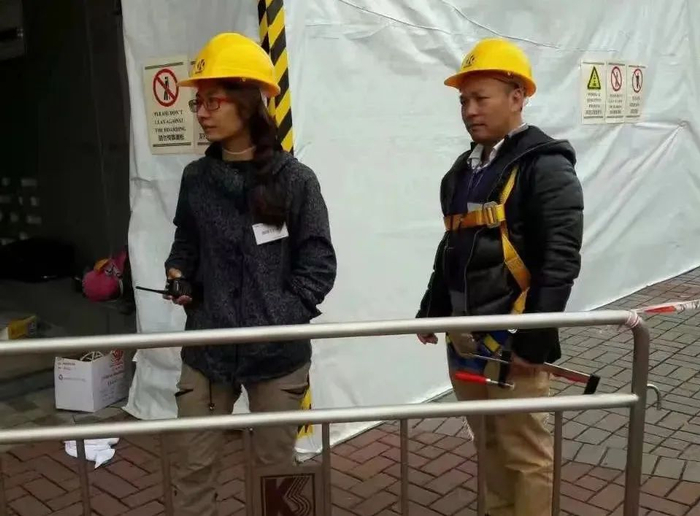 △辛妮诗（左）在香港工程项目上监工