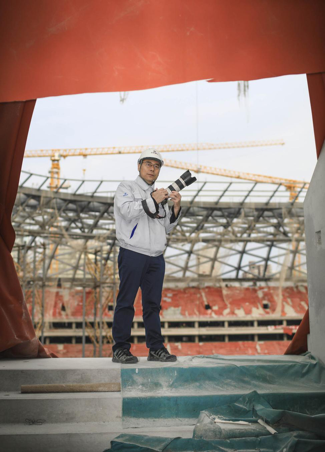 王建忠正用自己的相机拍照，记录下世纪工程和现场工人的精彩瞬间。  新京报记者 浦峰 摄