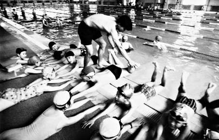 　　2000年，育英中学把游泳列入体育课，备受学生欢迎。 秦燕明/摄