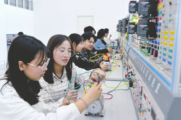 新职业教育法助力职业教育发展。图为河北邯郸职教城学生进行电工电子实践操作 新华社图