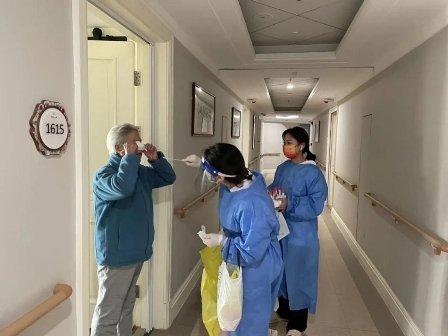 　　工作人员上门为长辈做核酸采集