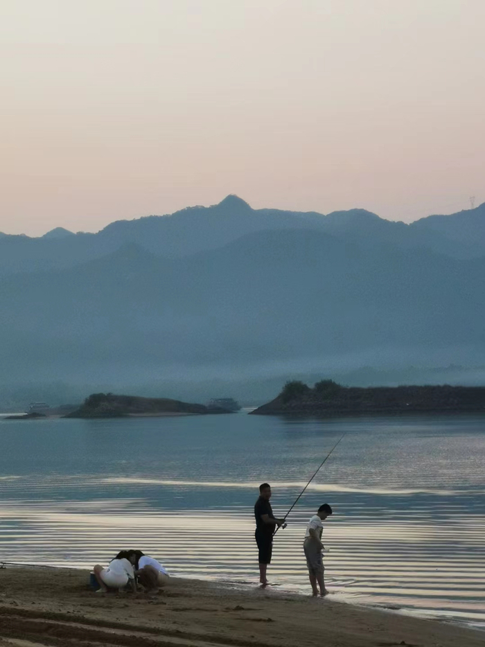 江边垂钓 &nbsp; 时代周报记者摄