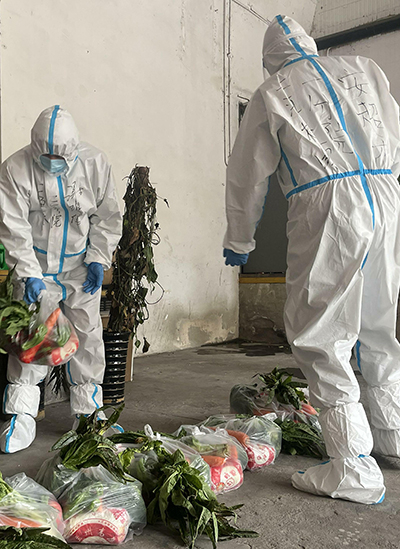 上海市检察机关防疫志愿突击队运送物资。