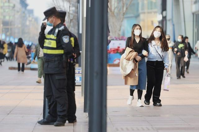 “五一”期间，王府井大街将加强人流管控，避免出现人群聚集。图/IC photo