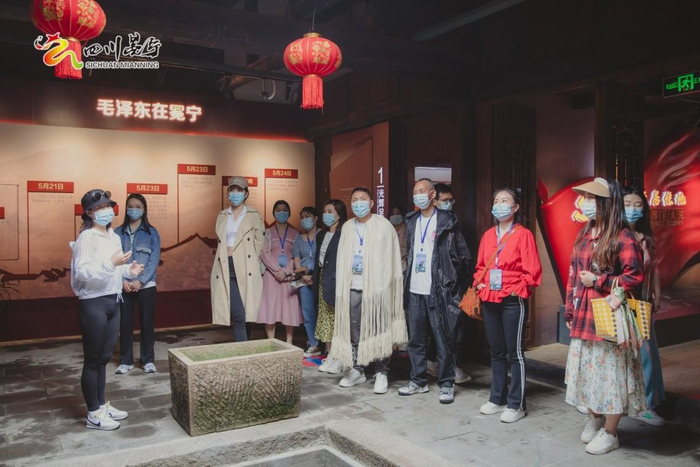 　　图：体验官参观陈家大院