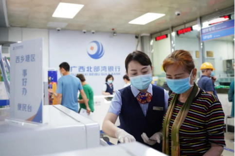 图为群众在使用“事好办”便民服务系统办理业务。