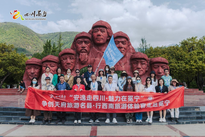 　　图：体验官在红军广场举行出发仪式