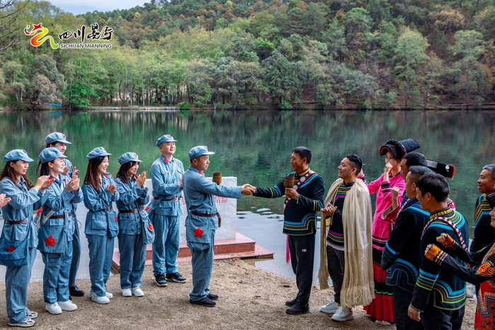 　　图：体验官与当地居民、游客互动，还原“彝海结盟”场景