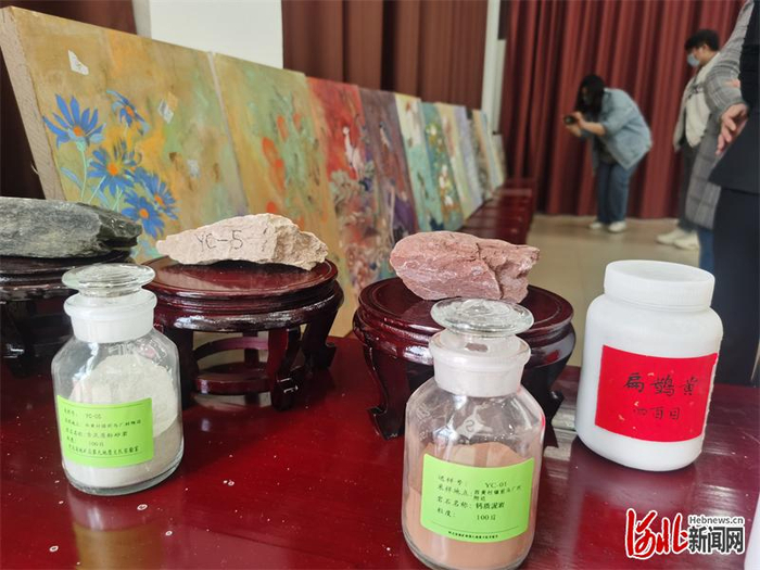 图为太行岩彩创作所采用的部分原料。  河北日报记者邢云摄