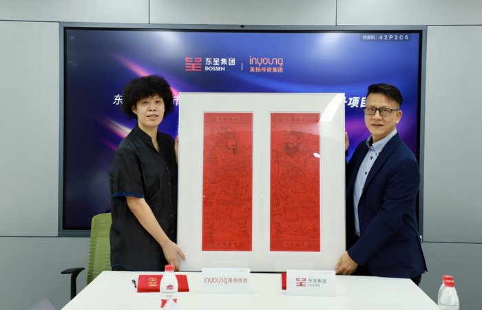 　　英扬传奇向东呈赠送礼物，寓意防疫“门神”