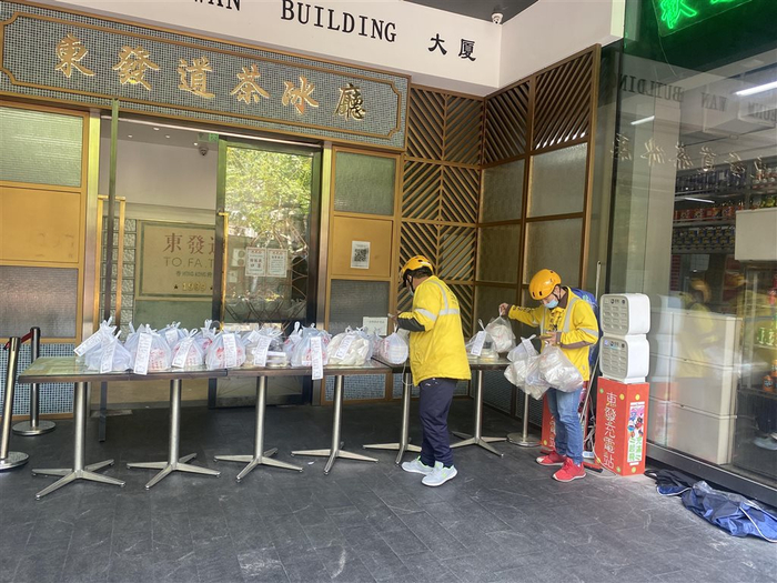 （东发道茶冰厅人民广场店外卖采取无接触配送。受访者提供）