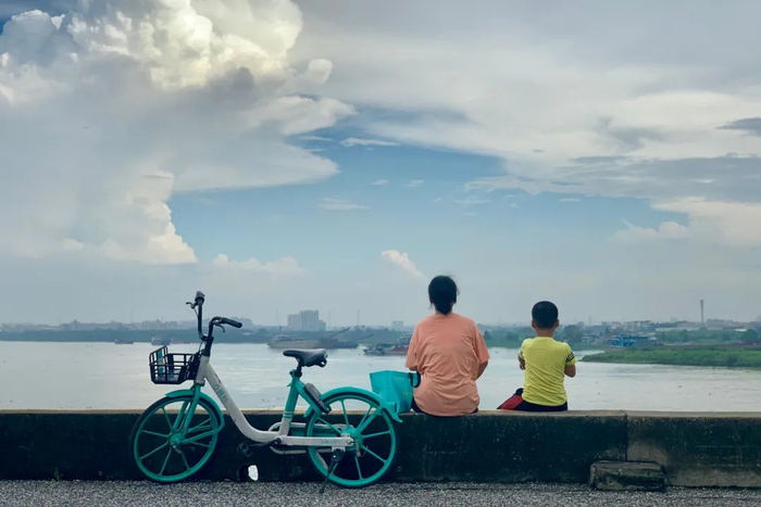 北江大堤上，三水市民眺望江景。陈玲玲/摄