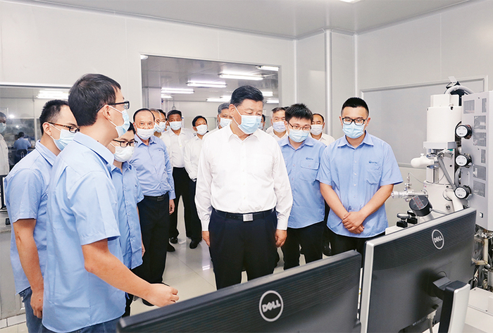 2020年10月12日至13日，中共中央总书记、国家主席、中央军委主席习近平在广东考察。这是12日下午，习近平在潮州市潮州三环（集团）股份有限公司实验室，了解企业自主创新和产业升级等情况。 新华社记者 王晔/摄