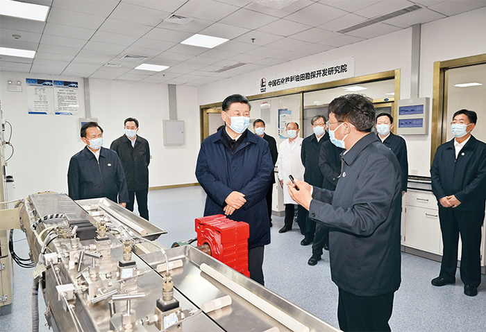 2021年10月22日下午，中共中央总书记、国家主席、中央军委主席习近平在山东省济南市主持召开深入推动黄河流域生态保护和高质量发展座谈会并发表重要讲话。这是座谈会前，习近平21日下午在东营市胜利油田勘探开发研究院二氧化碳气驱实验室考察自主创新情况。 新华社记者 李学仁/摄