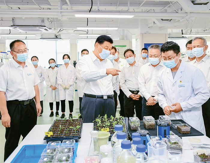 2022年4月10日至13日，中共中央总书记、国家主席、中央军委主席习近平在海南考察。这是10日下午，习近平在位于三亚市崖州湾科技城的崖州湾种子实验室考察。 新华社记者 谢环驰/摄