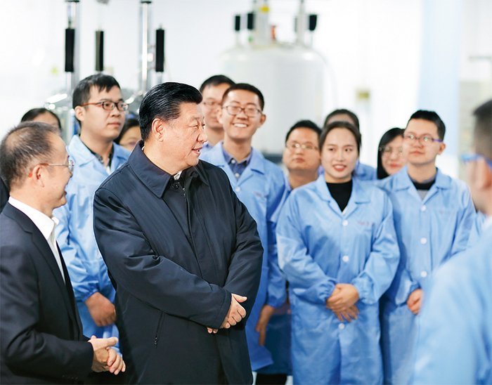 2019年1月16日至18日，中共中央总书记、国家主席、中央军委主席习近平在京津冀考察，主持召开京津冀协同发展座谈会并发表重要讲话。这是1月17日上午，习近平在天津南开大学元素有机化学国家重点实验室同师生亲切交流。 新华社记者 丁林/摄