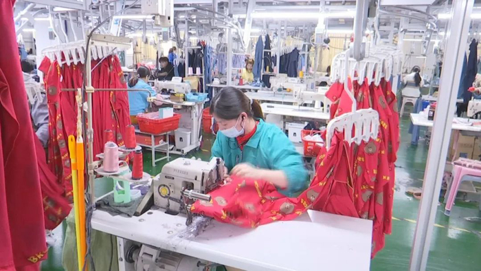 家居服装生产中（来源：汕头融媒集团）