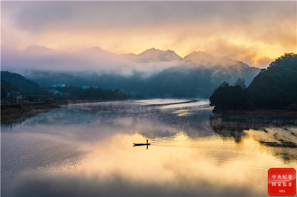 　　村民划着小船穿行在山间，拨起阵阵涟漪，呈现一派江南水乡特有的田园乡村景象。（杭州市纪委监委 钱德星 摄）