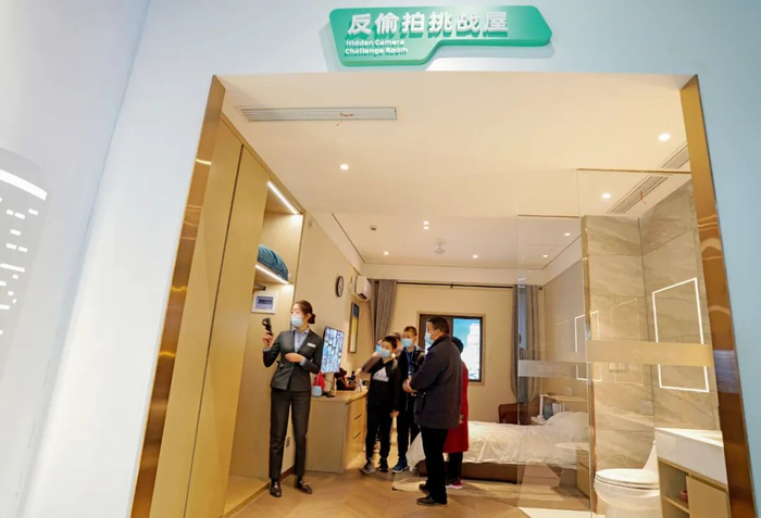 2021年2月16日，河南郑州网络安全科技馆，“反偷拍挑战屋”设置了一个酒店场景，隐藏了100多个偷拍摄像头，观众可以通过寻找摄像头提高反偷拍知识。