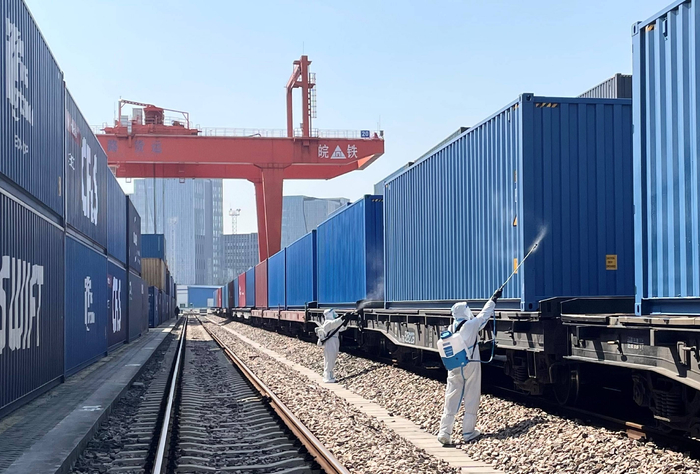 上海货运中心苏州经营部组织对返程中欧班列箱体及场站环境进行消杀。  石磊  摄