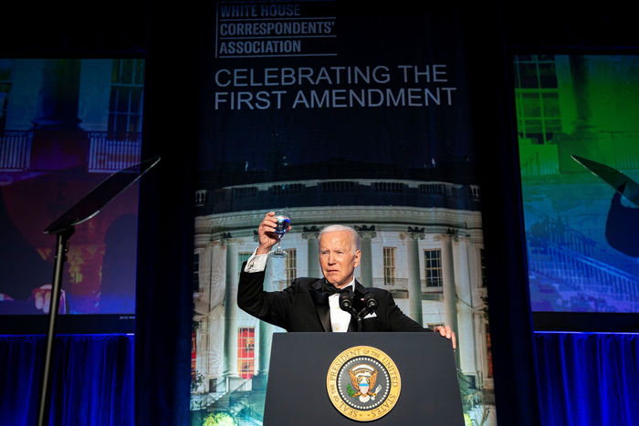 4月30日，美国总统拜登出席白宫记者协会晚宴并发表讲话。图自澎湃影像