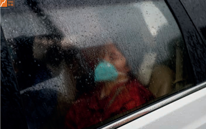 　　3月23日，广西梧州藤县，凌晨开始，东航客机坠毁事故救援现场下起了雨，搜寻工作被迫暂停。当天，陆陆续续有失联乘客家属抵达广西藤县律村，部分家属面色憔悴。图/澎湃影像