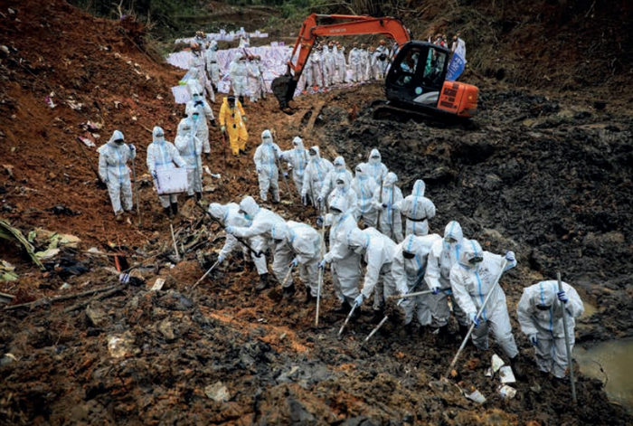 　　3月26日，在广西梧州藤县救援现场，武警广西总队派出近200名官兵分批次、分区域，开展搜救搜索任务。图/中新