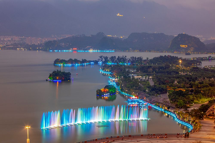 △ 牌坊喷泉 李显才 摄