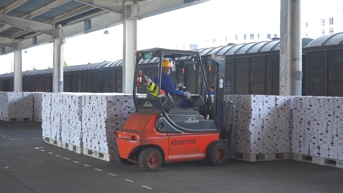 上海北郊站货场内，工作人员抢卸援沪民生物资。    倪佳华 摄